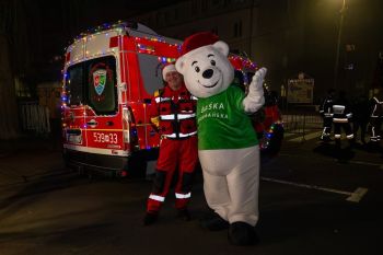 udekorowany skwer, scena, występy, osoby biorące udział w spotkaniu, poczęstunek, karuzela, żywa szopka