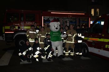 udekorowany skwer, scena, występy, osoby biorące udział w spotkaniu, poczęstunek, karuzela, żywa szopka