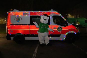 udekorowany skwer, scena, występy, osoby biorące udział w spotkaniu, poczęstunek, karuzela, żywa szopka