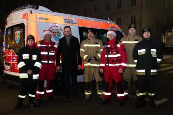 udekorowany skwer, scena, występy, osoby biorące udział w spotkaniu, poczęstunek, karuzela, żywa szopka