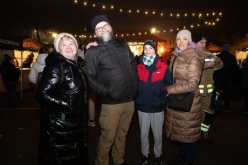 udekorowany skwer, scena, występy, osoby biorące udział w spotkaniu, poczęstunek, karuzela, żywa szopka