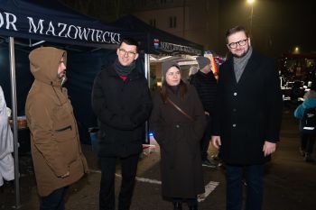 udekorowany skwer, scena, występy, osoby biorące udział w spotkaniu, poczęstunek, karuzela, żywa szopka