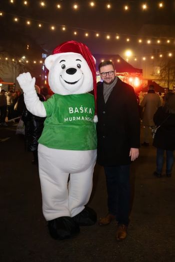 udekorowany skwer, scena, występy, osoby biorące udział w spotkaniu, poczęstunek, karuzela, żywa szopka