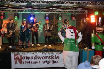 udekorowany skwer, scena, występy, osoby biorące udział w spotkaniu, poczęstunek, karuzela, żywa szopka