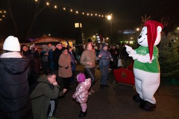udekorowany skwer, scena, występy, osoby biorące udział w spotkaniu, poczęstunek, karuzela, żywa szopka