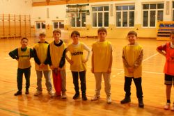 Siedmiu chłopców w strojach sportowych.