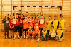 Uczestnicy rozgrywek na tle bramki.