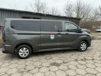 samochód bus z naklejonym znakiem osób z niepełnosprawnościami i PFRON