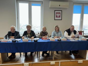 pięć osób przy stole konferencyjnym