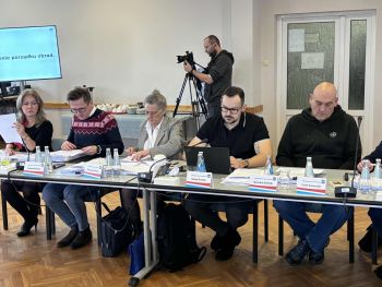 radni przy stole konferencyjnym, na stole leżą dokumenty