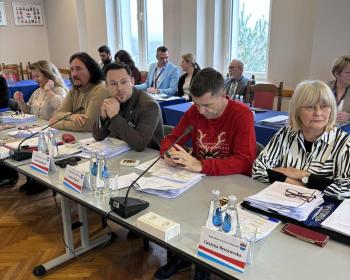 radni przy stole konferencyjnym, na stole leżą dokumenty