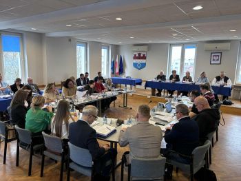 sala konferencyjna, wszyscy radni przy stołach konferencyjnych