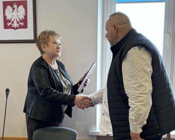 kobieta i mężczyzna podają sobie ręce