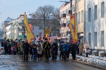 Orszak idzie ulicami miasta
