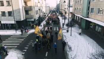 główna ulica miasta, zebrani mieszkańcy idą w orszaku