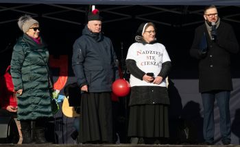 cztery osoby na scenie w zimowych ubraniach