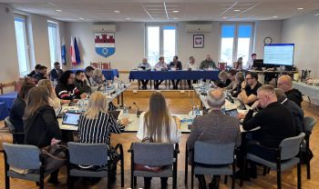 sala konferencyjna, radni siedzący przy stołach