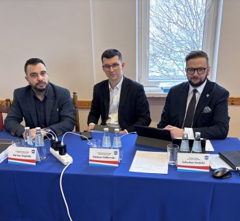 trzech Burmistrzów patrzy w obiektyw