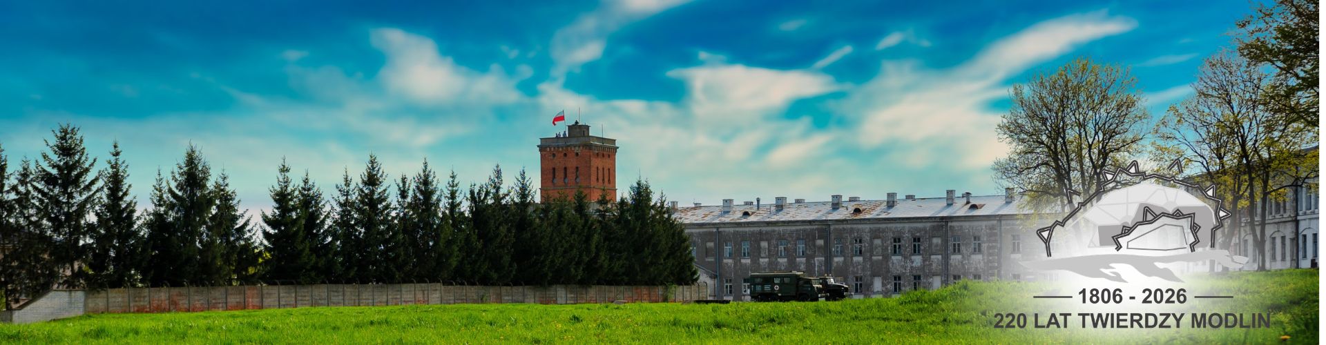 Wieża czerwona w Twierdzy Modlin, po prawej logotyp