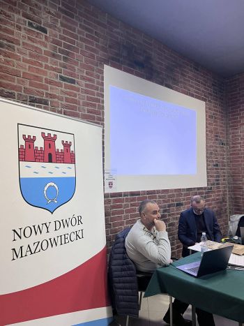 wykład w murach muzeum, zebrani wysłuchujący wykładu, prezentacja wyświetlana na ścianie