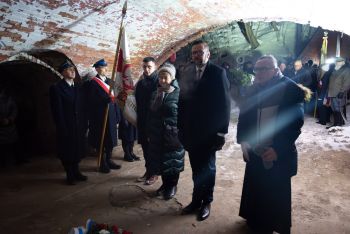 msza w kościele w twierdzy Modlin, składanie kwiatów przy kapliczce