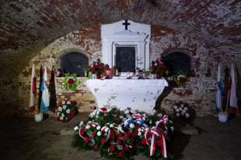 msza w kościele w twierdzy Modlin, składanie kwiatów przy kapliczce