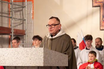 msza w kościele w twierdzy Modlin, składanie kwiatów przy kapliczce