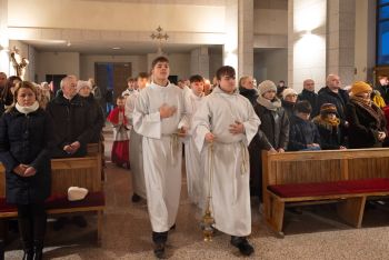 msza w kościele w twierdzy Modlin, składanie kwiatów przy kapliczce