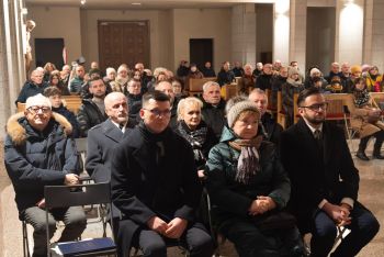 msza w kościele w twierdzy Modlin, składanie kwiatów przy kapliczce