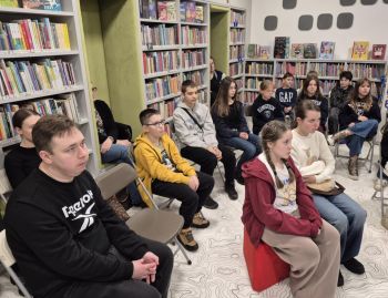 sala w bibliotece, zebrana młodzież siedzi na krzesełkach,