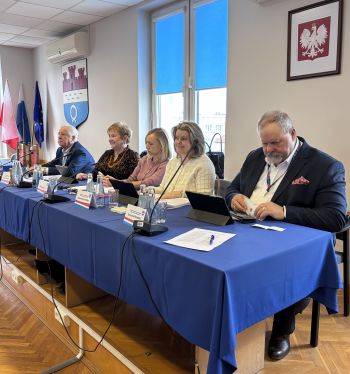 prezydium Rady, pięć osób przy stole prezydialnym