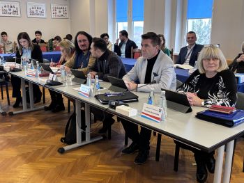 radni przy stole konferencyjnym, sala posiedzeń