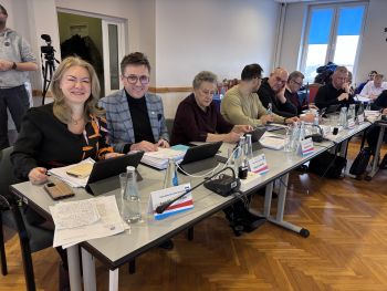 radni przy stole konferencyjnym, sala posiedzeń