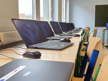 otwarte laptopy stojące na stołach