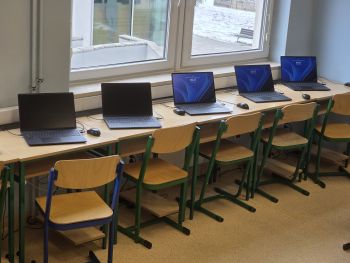 otwarte laptopy stojące na stołach