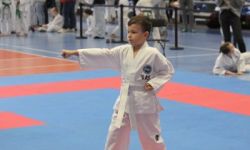 hala sportowa, młodzież ubrana w stroje do taekwondo, zawody, zebrani uczestnicy