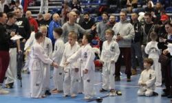 hala sportowa, młodzież ubrana w stroje do taekwondo, zawody, zebrani uczestnicy