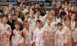 hala sportowa, młodzież ubrana w stroje do taekwondo, zawody, zebrani uczestnicy