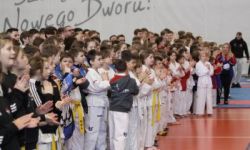 hala sportowa, młodzież ubrana w stroje do taekwondo, zawody, zebrani uczestnicy