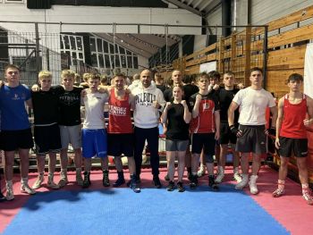 grupa bokserów na wspólnym zdjęciu