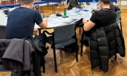 sala konferencyjna, na stole konferencyjnym rozłożone dokumenty