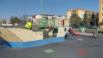 palce zabaw, czyszczenie zjeżdżalni,