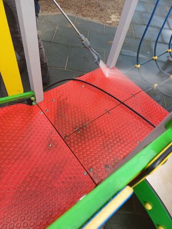 palce zabaw, czyszczenie zjeżdżalni,