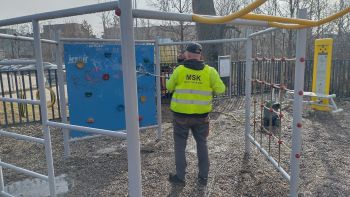 palce zabaw, czyszczenie zjeżdżalni,