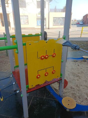 palce zabaw, czyszczenie zjeżdżalni,