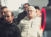 Mężczyźni siedzący na krzesłach.