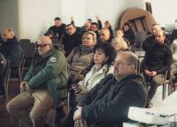 Kobiety i mężczyźni siedzący na krzesłach.