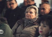 Kobiety i mężczyźni siedzący na krzesłach.