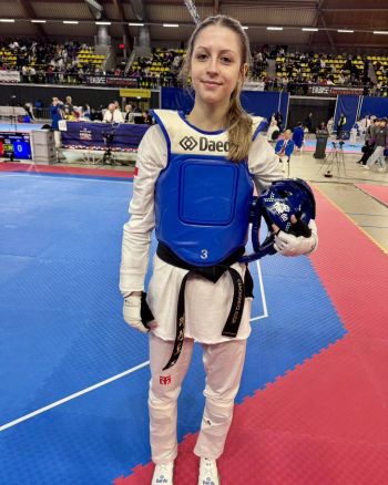 zawodniczka pozuje do zdjęcia, w ręku trzyma kask