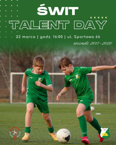 dwóch chłopców na boisku grają w piłkę nożną